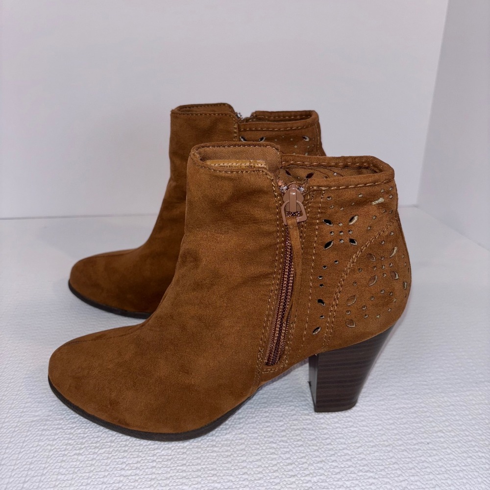 American Eagle Brown Faux Suede Perforated‎ Heeled Ankle Booties Size 7 - Picture 3 of 7